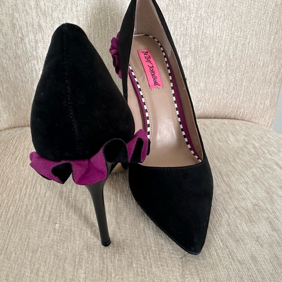 Betsey Johnson pink ruffle back suede heels - Picture 7 of 7